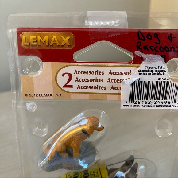 2012 Lemax Christmas Village Collection Animal Accessory Dog Food & Raccoons - Picture 2 of 5